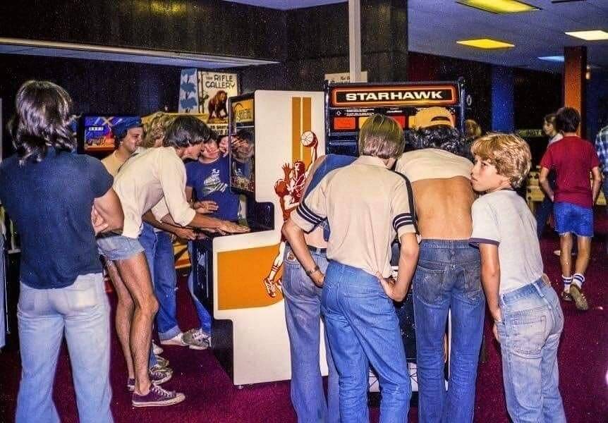 31 Vintage Photos From The Glory Days Of Arcades When Arcades Became Dating Spots in the 80s